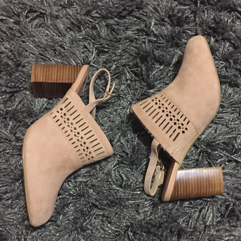 π«SOLDπ« NWOT Bella Vita Cream Suede Mules - Picture 4 of 4